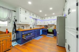 Nhà bếp/bếp nhỏ tại Lakefront Getaway with Dock and Views in Macon!