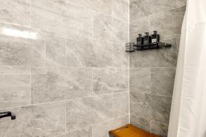 Phòng tắm tại Lakefront Getaway with Dock and Views in Macon! +26 ảnh