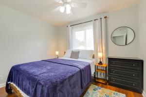 Giường trong phòng chung tại Lakefront Getaway with Dock and Views in Macon!