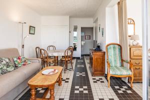 Posezení v ubytování Vue d’Azur à Locquirec + 21 fotografií