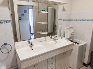 Koupelna v ubytování Vue d’Azur à Locquirec