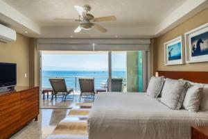 una camera da letto con un letto con vista sull'oceano di Luxury Beachfront Condo Punta Mita a Punta Mita