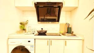 Una cocina o cocineta en Shanghai Hills & Aromahome UrbanLuxe Family bnb close to Mid Huaihai rd