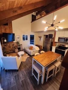 una cucina e un soggiorno con un tavolo e un divano di HNC0691 - Tramway Treat home a Summit Village