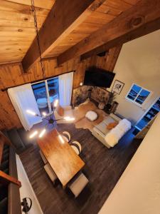 vista sul soffitto di un soggiorno con tavolo di HNC0691 - Tramway Treat home a Summit Village