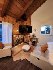 un soggiorno con due divani e una TV a schermo piatto di HNC0691 - Tramway Treat home a Summit Village