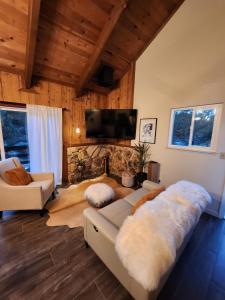 un soggiorno con divano e TV a schermo piatto di HNC0691 - Tramway Treat home a Summit Village Altre 8 foto