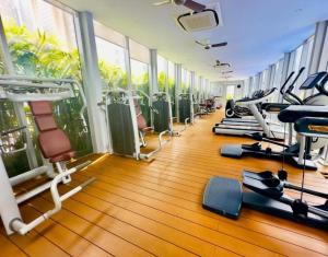 una palestra con una fila di tapis roulant e macchine di Vortex klcc luxury suits by MN a Kuala Lumpur