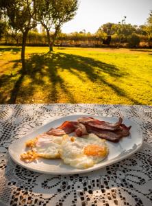 ペラタリャーダにあるHotel Mas Rabiol -Costa Brava-Emporda-Only Adultsの公園内のテーブルの上の朝食用の皿