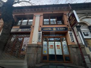 Un escaparate de una casa de ciudad con puertas de cristal. en G-CITY Hostel, en Subotica
