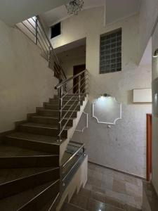 un conjunto de escaleras en un edificio con ventana en G-CITY Hostel, en Subotica