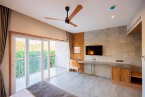 TV a/nebo společenská místnost v ubytování The Passport Hotel