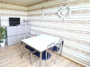 ein Esszimmer mit Tisch und Stühlen in der Unterkunft Ferienwohnung Möwe in Schönberg