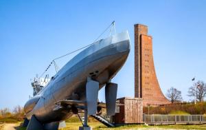 ein großes Boot, das neben einem Turm ausgestellt ist in der Unterkunft Ferienwohnung Möwe in Schönberg + 4 Fotos