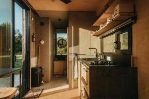 蒙托邦Parcel Fonneuve Les Crins的带水槽和炉灶的厨房 更多2张照片