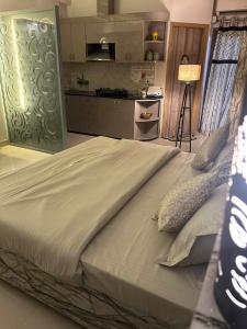 Ένα ή περισσότερα κρεβάτια σε δωμάτιο στο Vrindham By Ammy