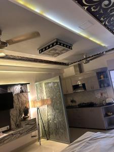 Ένα ή περισσότερα κρεβάτια σε δωμάτιο στο Vrindham By Ammy