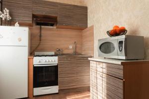 una cocina con microondas y nevera en Luxury 1-bd Apartment Novomestenska Street, en Sumy
