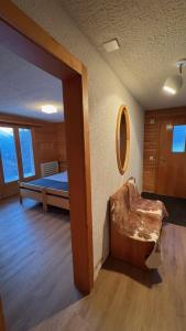 Una habitación con un dormitorio con una cama y un espejo. en Chalet Montis, en Bellwald