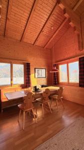 Un comedor con una mesa y sillas en una habitación. en Chalet Montis, en Bellwald 14 fotos más
