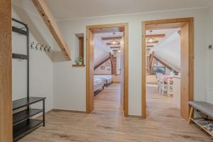ein Flur mit zwei Türen, die zu einem Zimmer führen in der Unterkunft Vila Trate in Noršinci pri Ljutomeru
