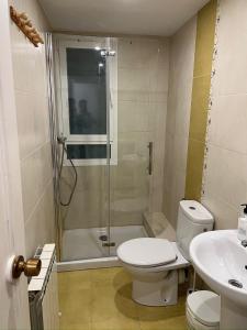 Un baño con ducha, inodoro y lavabo. en Tu hogar en Logroño, en Logroño