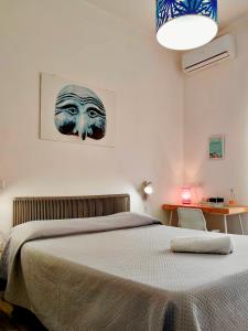 ein Schlafzimmer mit einem Bett mit einem Schädel an der Wand in der Unterkunft Nonna Pina Art Rooms in Neapel