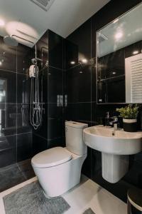 Ένα μπάνιο στο Chic Condo at VIP great hill Near Phuket Airport