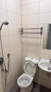 un bagno con un water e un lavandino di Syt Hotel a Banting