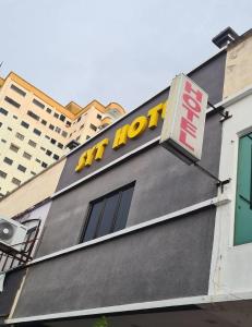 un cartello dell'hotel sul lato di un edificio di Syt Hotel a Banting