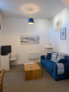 Μια τηλεόραση ή/και κέντρο ψυχαγωγίας στο Rose Court Holiday Apartments