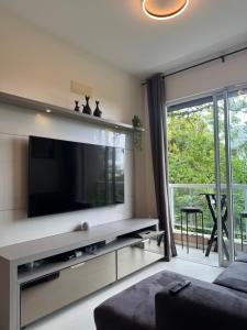 Una televisión o centro de entretenimiento en AP Novo João Paulo Florianópolis