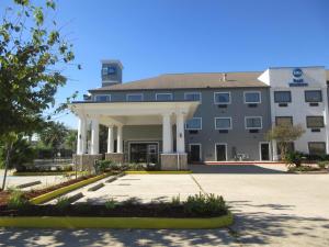 an office building with a parking lot in front of it at Best Western Champions Forest Inn and Suites in Houston