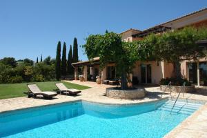 una casa con piscina delante de una casa en Sentinel Villa, Portocheli, en Kranidi