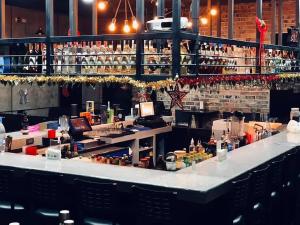 um bar com um balcão branco e algumas cadeiras em Hotel Señorial em Puerto Peñasco