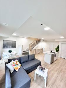 Un lugar para sentarse en Modern 2BR Townhouse, 3 Beds, Parking in Pickering