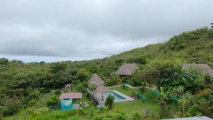 Una vista aérea de un complejo turístico con piscina. en Finca Zayan, en El Copé