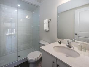 Un baño de Modern 2BR Townhouse, 3 Beds, Parking in Pickering
