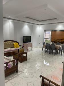 Posezení v ubytování résidence ferjani hechmi + 7 fotografií