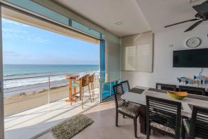 una sala da pranzo con vista sull'oceano di Suite apartment 201 Playa Santa Marianita Manta by BRISAMAR a Manta