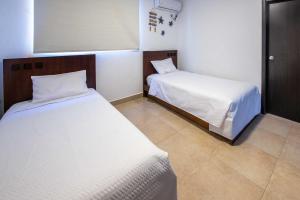 una stanza con due letti in una stanza di Suite apartment 201 Playa Santa Marianita Manta by BRISAMAR a Manta