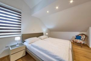 巴德米滕多夫Ferienwohnung Grimmingblick的一间带床、窗户和椅子的卧室