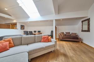 巴德米滕多夫Ferienwohnung Grimmingblick的客厅里有一张沙发和一张桌子。 更多29张照片