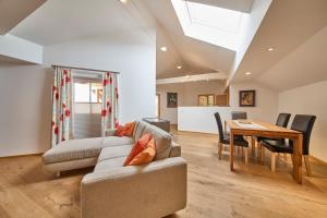 巴德米滕多夫Ferienwohnung Grimmingblick的客厅里有一张沙发和一张桌子。