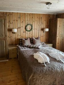 Postel nebo postele na pokoji v ubytování Panoramic Cabin With Fjord Views In Valldal