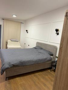 Una cama o camas en una habitación de Povetarac