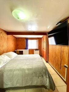 Ένα ή περισσότερα κρεβάτια σε δωμάτιο στο Hostal Las Heras