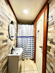 Ένα μπάνιο στο Hostal Las Heras