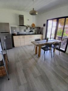 a kitchen with a table and chairs in a room at APARTAMENTO EXCLUSIVO Villa Privada Flamboyan in Bayahibe