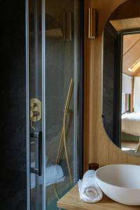 Koupelna v ubytování Tiny houses PAMPA Lodges - étang & bain nordique + 74 fotografií